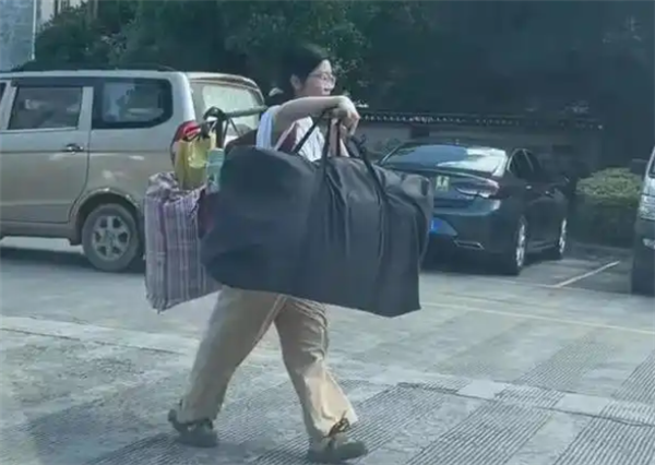 “288分女生”VS“扁担女孩”:一个走红带货 一个不想被打扰