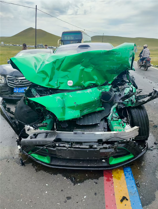 水泥罐车撞毁小米YU7 车主:即便雷总送我车也不会要