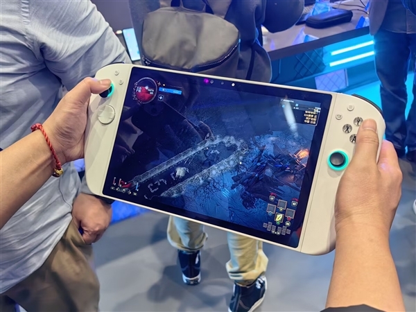 腾讯、Intel共同研发!全球首款裸眼3D PC掌机最快9月发售:售价不超1700美元