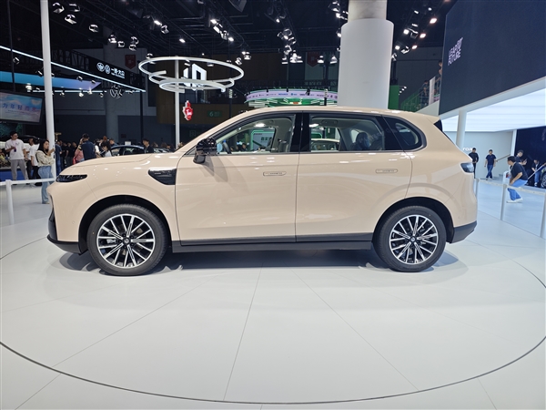 零跑亮相成都车展 第10000辆B01交付:B10新车漆免费送