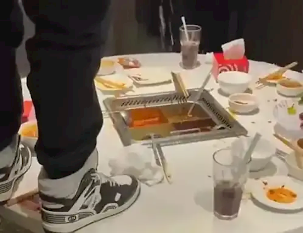 海底捞小便事件涉案者父母判赔220万引热议:《人民日报》锐评称应尊重社会公德