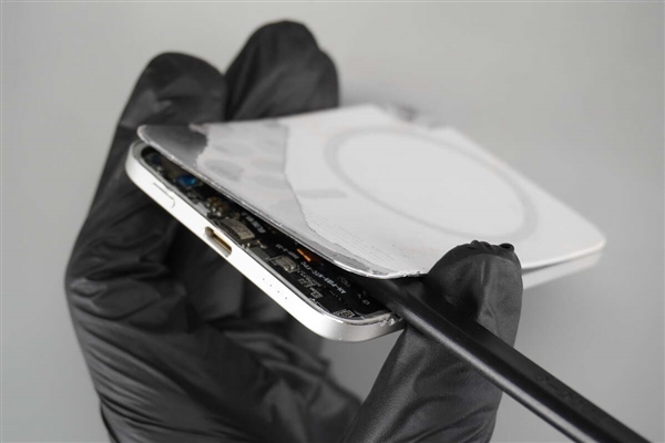 299元卖爆!小米金沙江电池磁吸超薄充电宝拆解:用料扎实 做工可靠