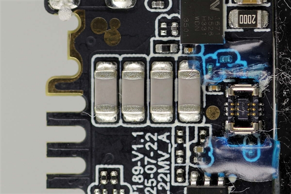 299元卖爆!小米金沙江电池磁吸超薄充电宝拆解:用料扎实 做工可靠