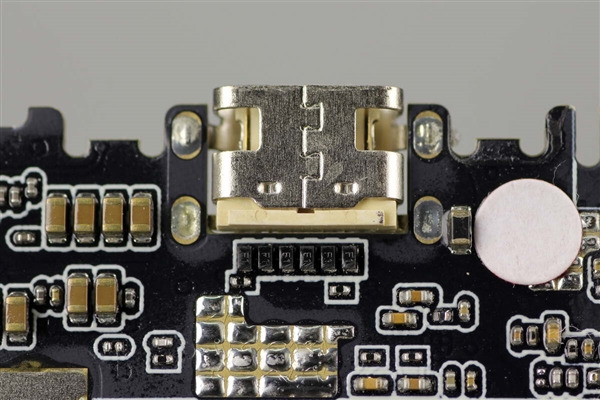 299元卖爆!小米金沙江电池磁吸超薄充电宝拆解:用料扎实 做工可靠