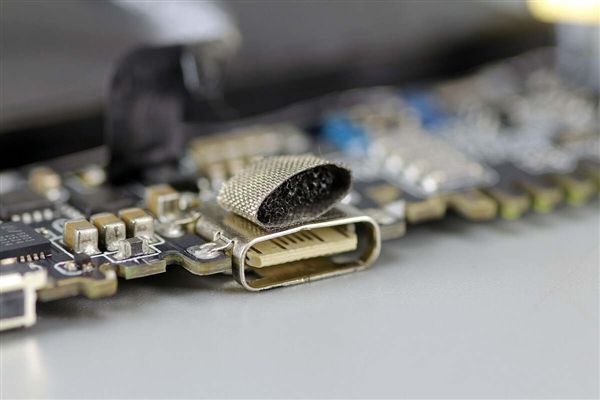 299元卖爆!小米金沙江电池磁吸超薄充电宝拆解:用料扎实 做工可靠