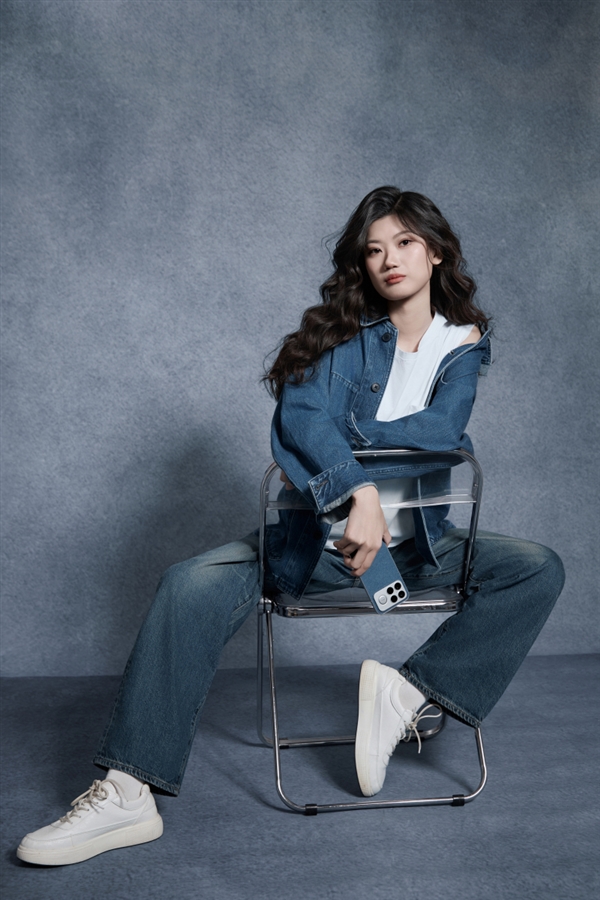 产品经理亲自当模特 REDMI K90 Pro Max丹宁色实拍 网友:又美又飒