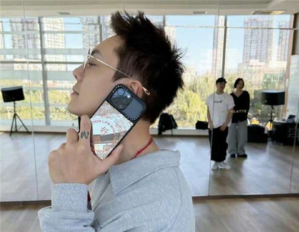 陈伟霆回应iPhone 16 Pro套iPhone 17 Pro壳:新手机在传数据 还要一天多