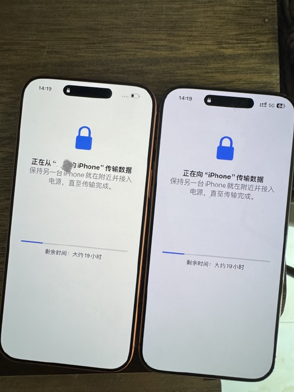 陈伟霆回应iPhone 16 Pro套iPhone 17 Pro壳:新手机在传数据 还要一天多