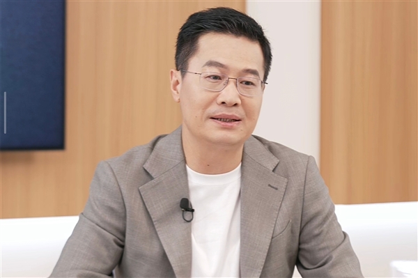 卢伟冰晒德国午餐:粉丝先吃