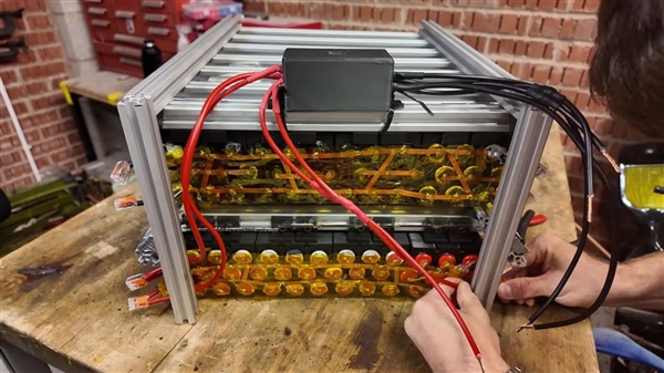 DIY大神使用500个一次性电子烟:成功为自己房屋供电!