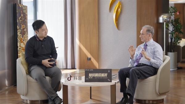 抖音创作者参加2025世界顶尖科学家论坛 与科学家畅聊AI话题