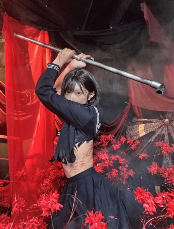 国外美女们Cos《寂静岭f》女主 钢管战神的压迫感