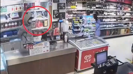 美团人员在京东超市安装摄像头:疑窃取商业信息被带走