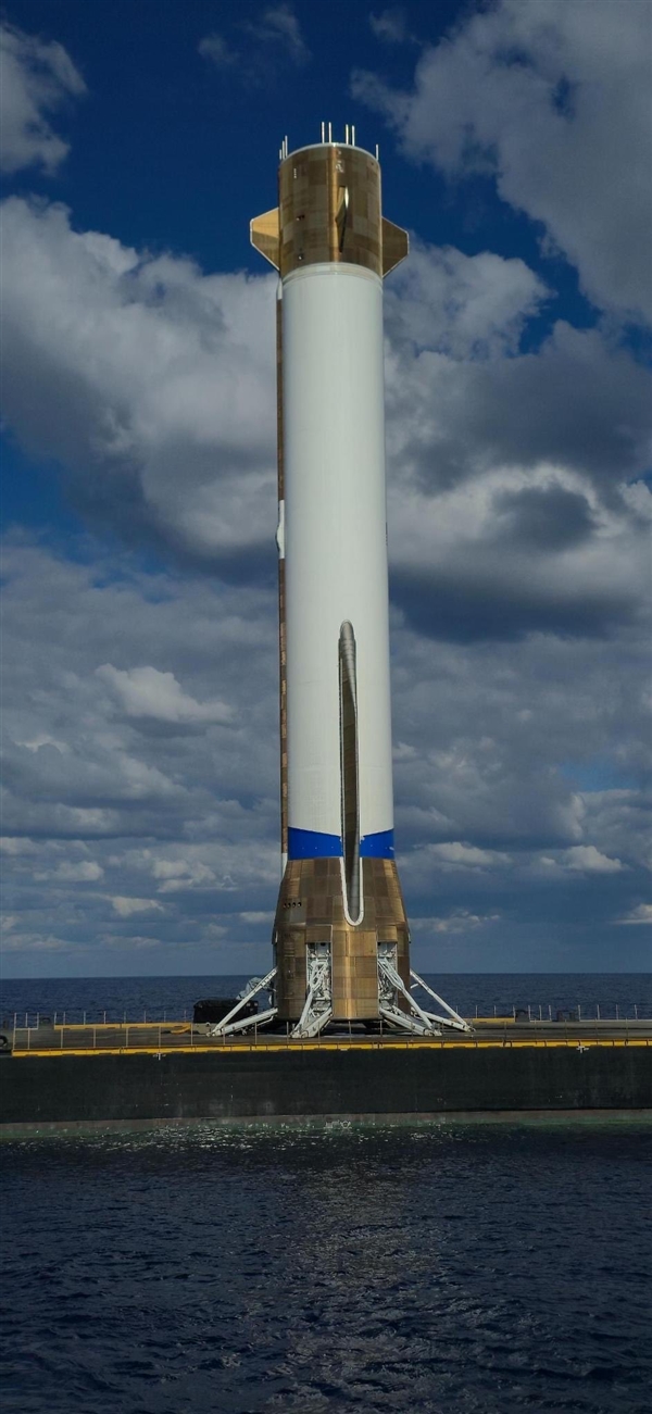 贝索斯晒“新格伦”火箭升空画面 马斯克:太美了