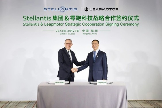 Stellantis CEO唐唯实（左）与零跑汽车董事长朱江明（右）