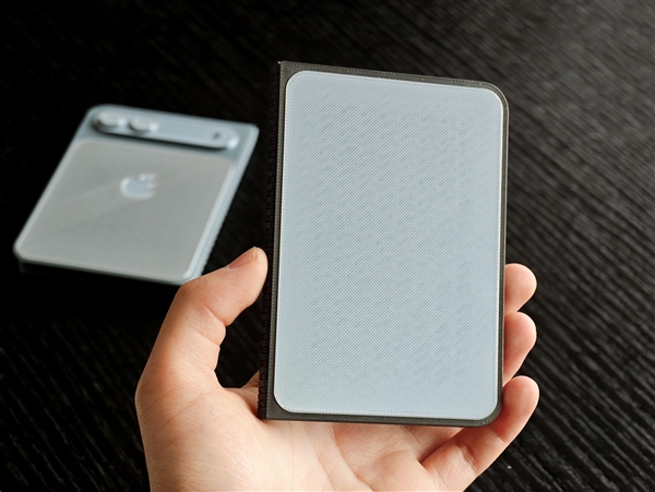 苹果首款折叠屏蓄势待发iPhoneFold模型上手