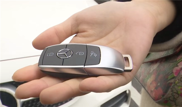 女子退大衣误寄走奔驰钥匙!重配要花6000元