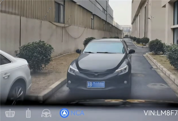 直行车道被乱停车堵住华为智驾会当场死机吗实测太惊艳!