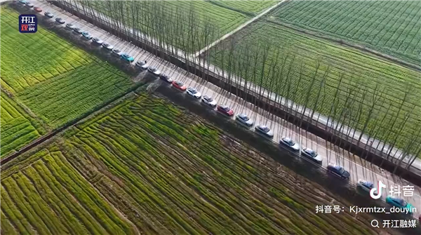 386辆小米汽车跨省集结!四川米粉婚礼太硬核卢伟冰点赞真好