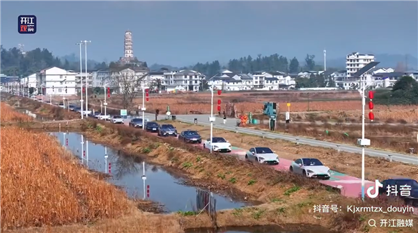 386辆小米汽车跨省集结!四川米粉婚礼太硬核卢伟冰点赞真好