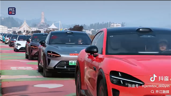 386辆小米汽车跨省集结!四川米粉婚礼太硬核卢伟冰点赞真好