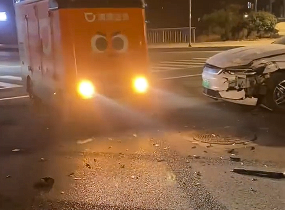 两台轿车相撞碎片散落一地无人驾驶送货车放着歌华丽路过