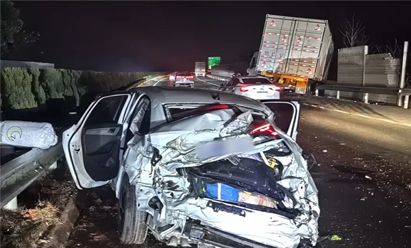 高速上小车硬挤货车夹缝:被来回撞击秒变废铁