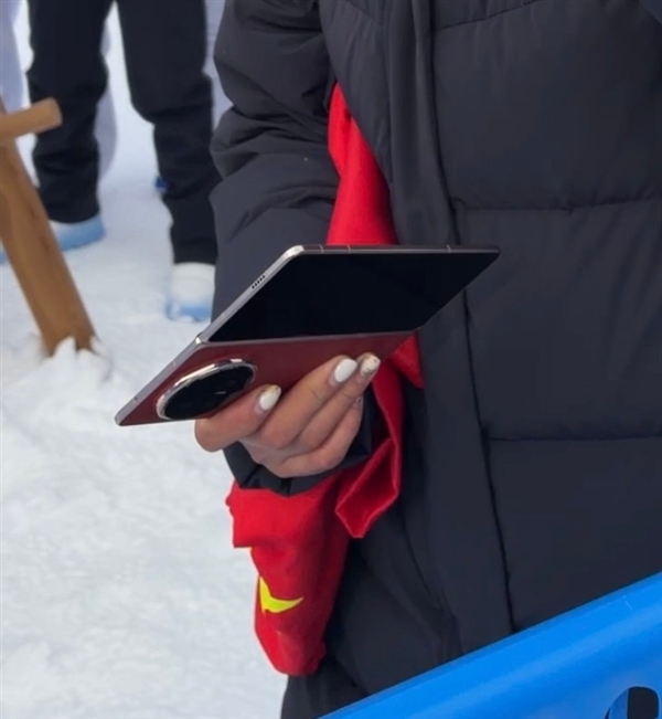 荣耀MagicV6配置确认:骁龙8E5+7150mAh折叠屏最大电池