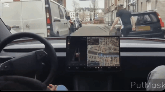 实测画面震撼!马斯克:特斯拉自动驾驶已能识别手势信号开车真能玩手机睡觉了