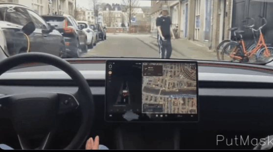 实测画面震撼!马斯克:特斯拉自动驾驶已能识别手势信号开车真能玩手机睡觉了