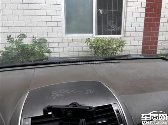 10年前的丰田卡罗拉遭车主集体投诉:仪表台老化出油反光不安全