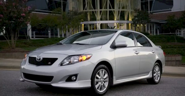 10年前的丰田卡罗拉遭车主集体投诉:仪表台老化出油反光不安全