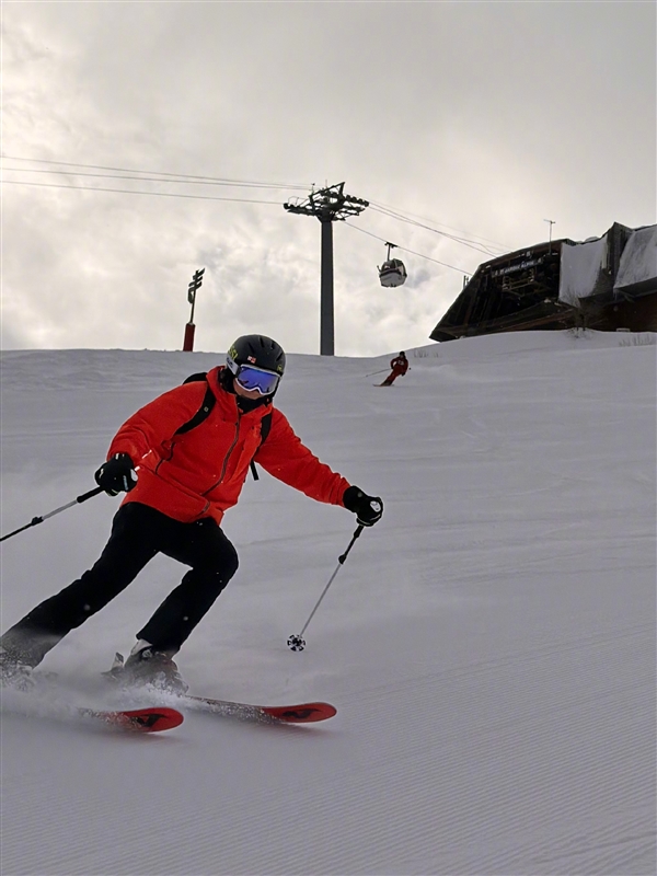 雷军首次公开喜欢滑雪的3个原因:极难获得的刺激任何室内运动都无法比拟