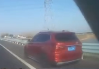 高速上一小车无法降档、刹车车速锁定在80km/h!交警紧急救援