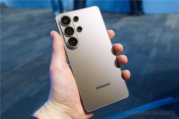 三星GalaxyS26Ultra图赏:7.9mm万元机皇比iPhone17ProMax更轻薄