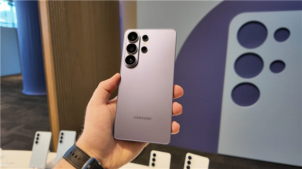 三星GalaxyS26Ultra图赏:7.9mm万元机皇比iPhone17ProMax更轻薄