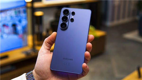 三星GalaxyS26Ultra图赏:7.9mm万元机皇比iPhone17ProMax更轻薄