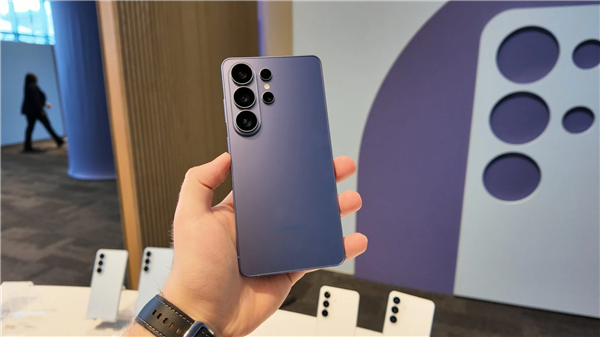 三星GalaxyS26Ultra图赏:7.9mm万元机皇比iPhone17ProMax更轻薄