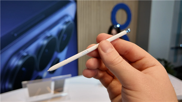 三星GalaxyS26Ultra图赏:7.9mm万元机皇比iPhone17ProMax更轻薄