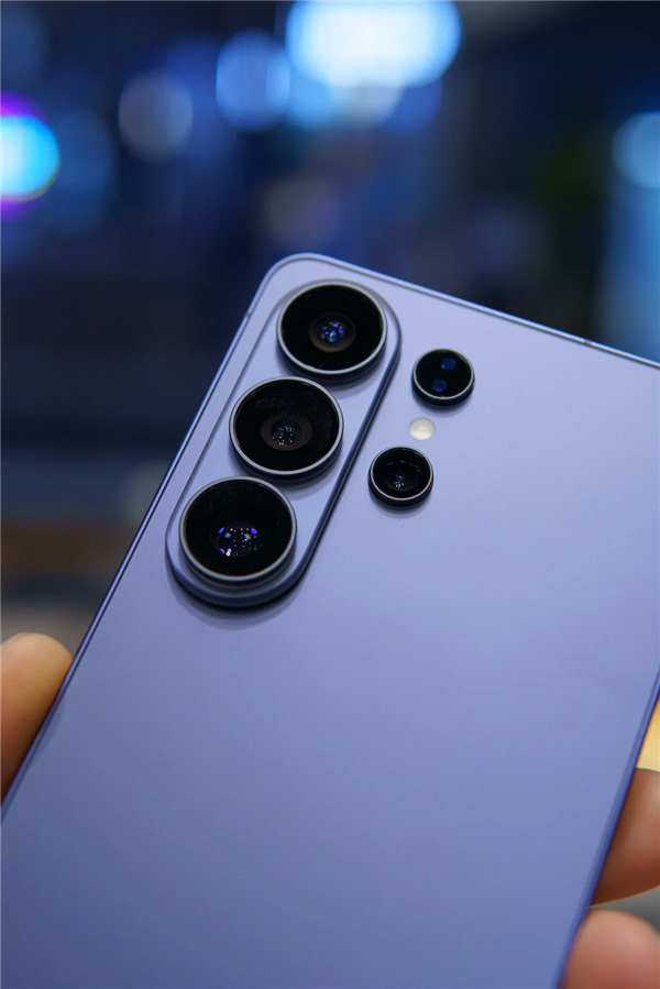 三星GalaxyS26Ultra图赏:7.9mm万元机皇比iPhone17ProMax更轻薄