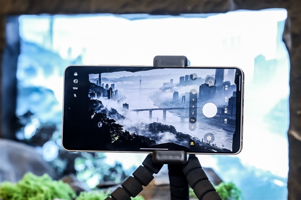 光与芯的物理学回归:三星GalaxyS26Ultra打破手机拍照AI涂抹困局