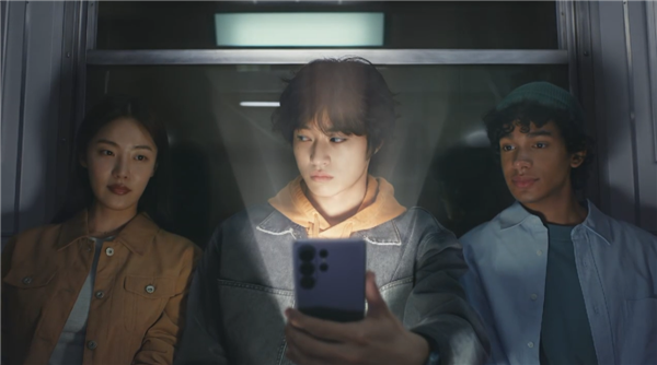 三星GalaxyS26Ultra首发硬件防窥屏:别人啥也看不见!