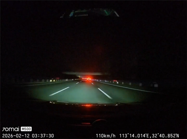 凌晨三点的高速公路司机听到预警后紧急减速死里逃生