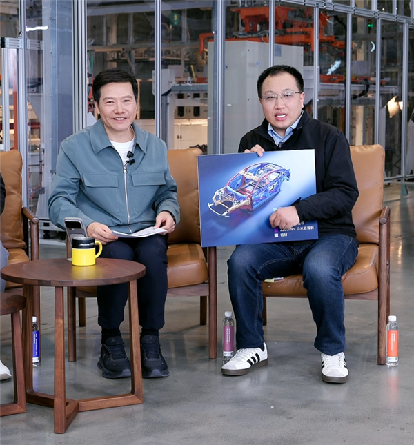 雷军呼吁:上车时一定要系安全带尤其是二排乘客