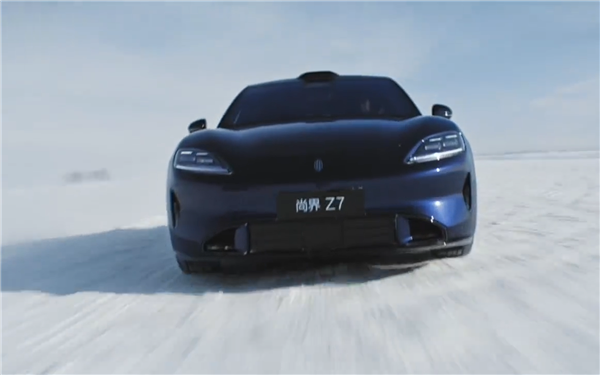 全系搭载华为途灵平台尚界Z7实车官曝:雪地漂移太帅