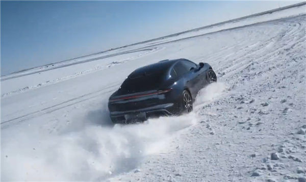 全系搭载华为途灵平台尚界Z7实车官曝:雪地漂移太帅