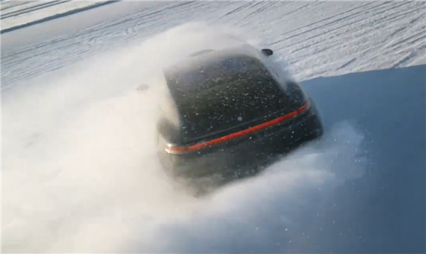 全系搭载华为途灵平台尚界Z7实车官曝:雪地漂移太帅