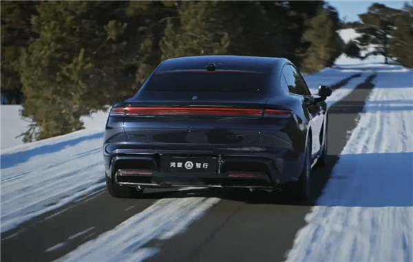 全系搭载华为途灵平台尚界Z7实车官曝:雪地漂移太帅