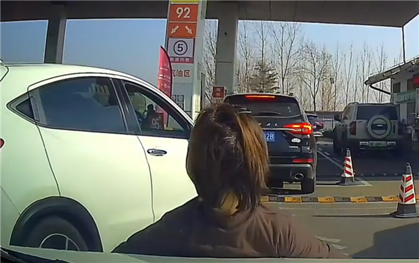 女子在加油站人肉插队直接躺后车引擎盖上阻拦