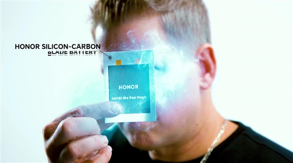 荣耀MagicV6首发新一代青海湖刀片电池:能量密度突破900Wh/L续航无敌
